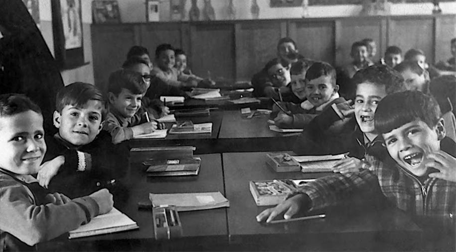 Estudantes das primeiras turmas do Colégio Medianeira.