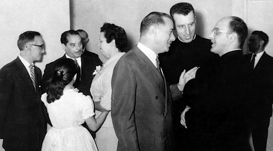 Bento Munhoz da Rocha, governador do Paraná, conversando com o Padre Alberton e o Padre Oswaldo Gomes.